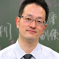 伊藤 賀一先生の顔写真